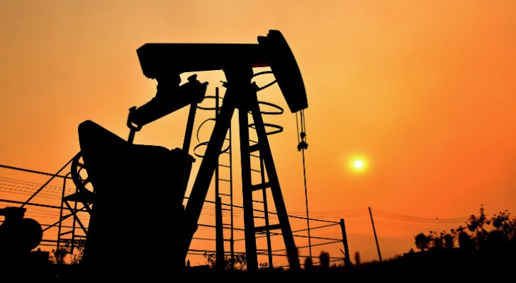 انخفاض أسعار النفط إلى أدنى مستوى منذ نهاية ٢٠٢١