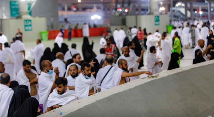 حجاج بيت الله الحرام يرمون الجمرات في أول أيام التشريق - فيديو