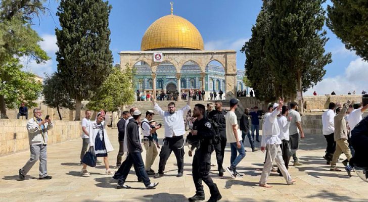 عشرات المستوطنين يقتحمون ساحات المسجد الأقصى