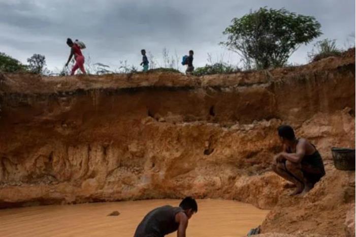 فنزويلا.. مقتل 12 شخصا علقوا في منجم للذهب