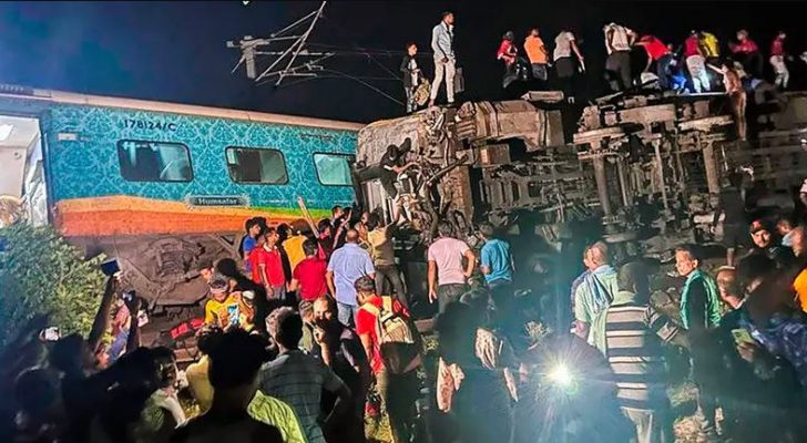 قتلى ومئات الجرحى في حادث اصطدام قطارات في الهند