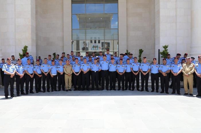 مدير الأمن العام يقلد الرتب الجديدة لكبار الضباط