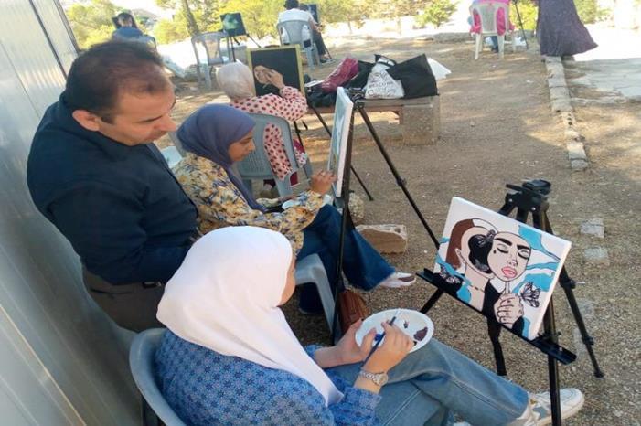 12 طفلا من جرش يشاركون في تجمع فني للرسم الحر في مهرجان جرش
