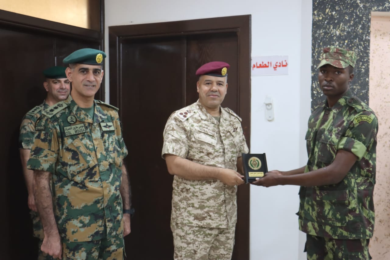 صورة حول : تخريج دورة أمن وحماية الشخصيات الخاصة بالجانب الموزمبيقي تخريج دورة أمن وحماية الشخصيات الخاصة بالجانب الموزمبيقي