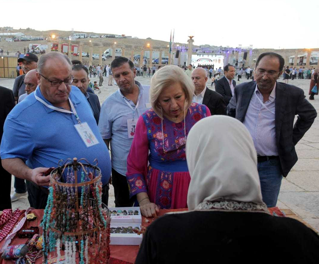 جولة لوزيرة الثقافة في جنبات مهرجان جرش