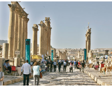 الساحة الرئيسة في جرش تغص بجمهور كبير لمتابعة فعاليات مهرجان جرش