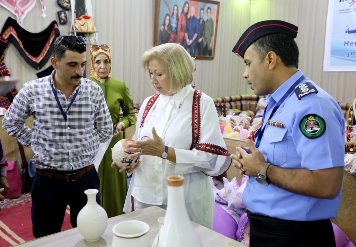 النجار تزور خيمة منتوجات نزلاء مراكز الإصلاح في مهرجان جرش وتلتقي فنانين بشارع الأعمدة