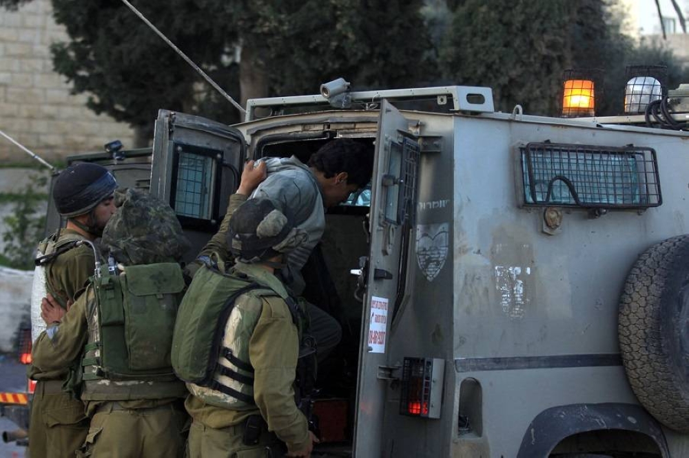 الاحتلال يعتقل 15 فلسطينيا بالضفة الغربية