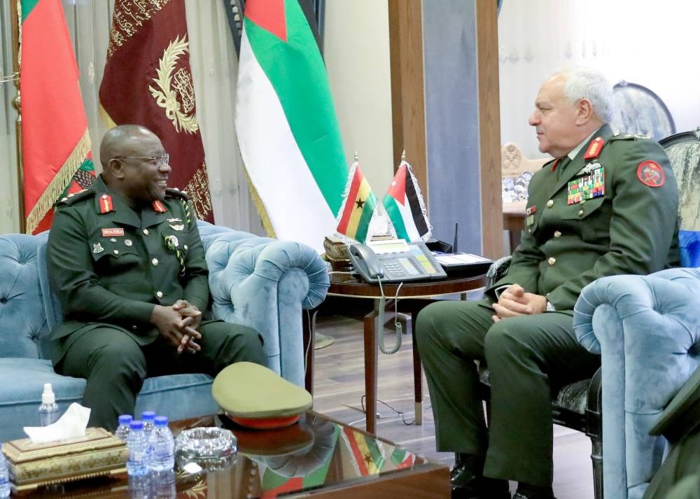 اللواء الحنيطي يستقبل رئيس أركان القوات البرية الغانية