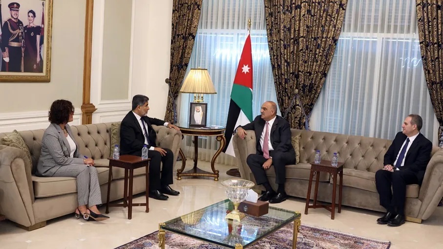 الخصاونة يلتقي المدير الإقليمي لمنظمة الصحة العالمية