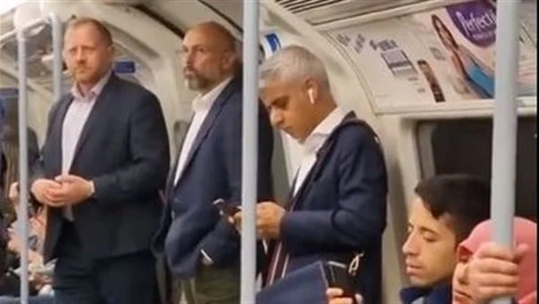 شاهدوا ... كيف يذهب عمدة لندن الى عمله