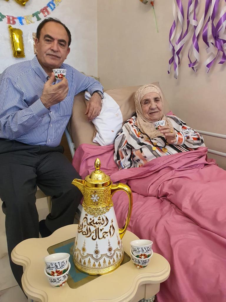 بالصور.. والدة العين جمال الصرايرة في متحف السيارات الملكي