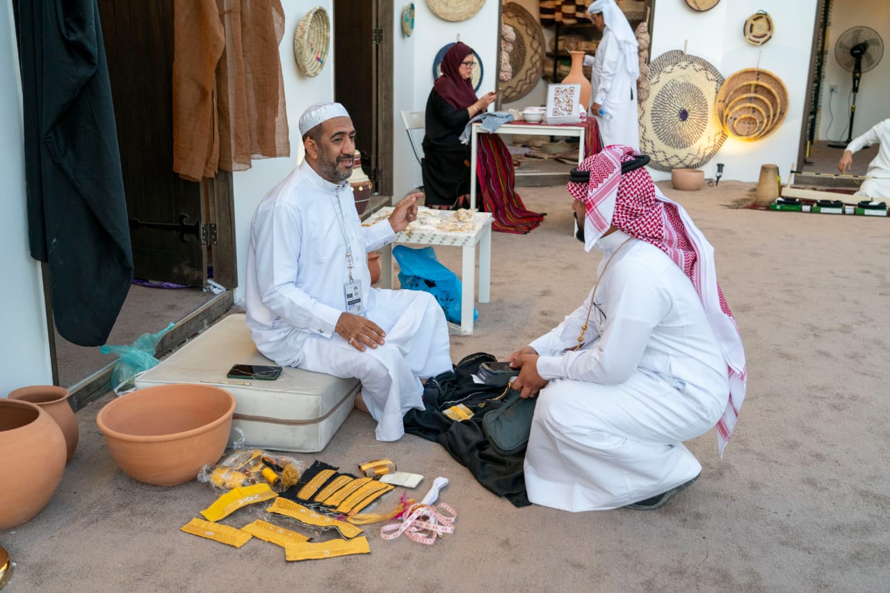 تعرفوا على صناعة البشوت في جناح السعوديه بمهرجان جرش