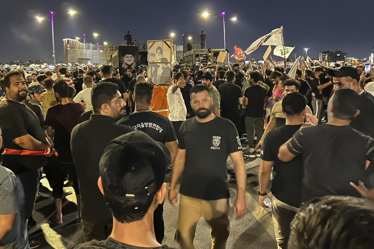 متظاهرون يحاولون اقتحام المنطقة الخضراء ببغداد