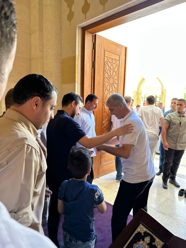 ولي العهد يؤدي صلاة الجمعة في مسجد الملك الحسين