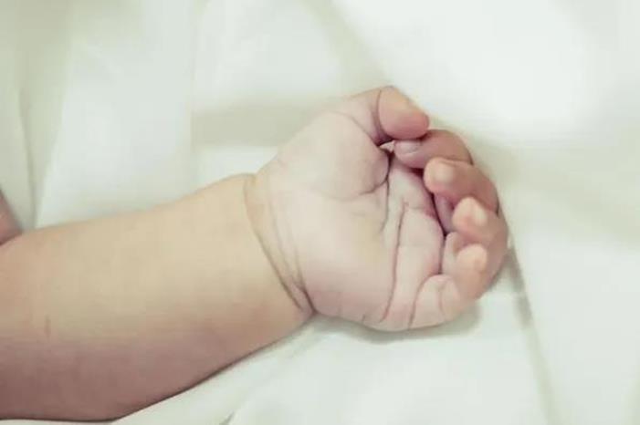 آلاف الدولارات لكل مولود جديد في هذا البلد!