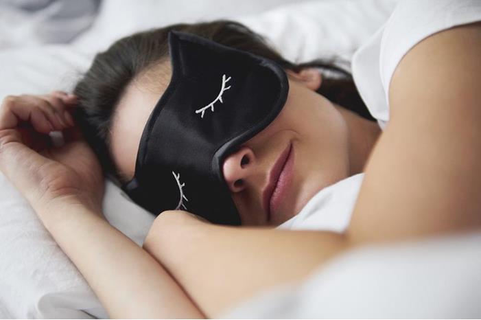 أضرار محتملة لأقنعة العين المساعدة على النوم.. هذه أبرزها