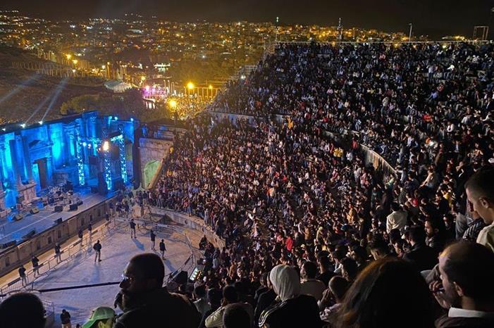 الإعلامية منى الشاذلي ضيفة شرف على مهرجان جرش
