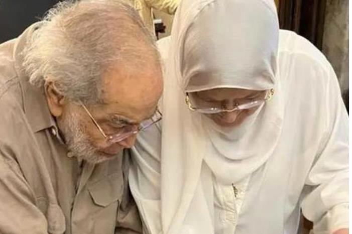 الصورة الأولى لـ حسن يوسف وشمس البارودي في جنازة نجلهما