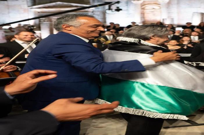 الموسيقار العالمي ريكاردو موتي يلتحف العلم الأردني