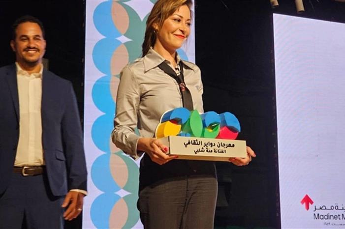 تكريم منة شلبي من مهرجان "دواير" الثقافي