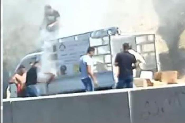 حريق في مركبة محملة بأجهزة كهربائية بعمان