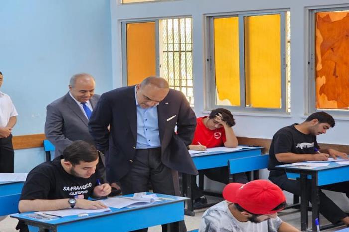 رئيس الوزراء يزور قاعات التوجيهي - صور