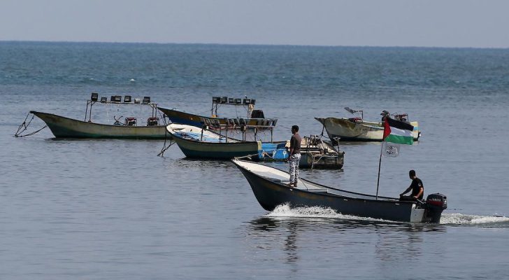 زوارق الاحتلال الحربية تستهدف مراكب الصيادين في بحر غزة