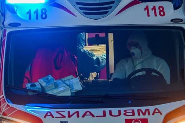 شابان إيطاليان يخدعان سيارة إسعاف للاستفادة من النقل