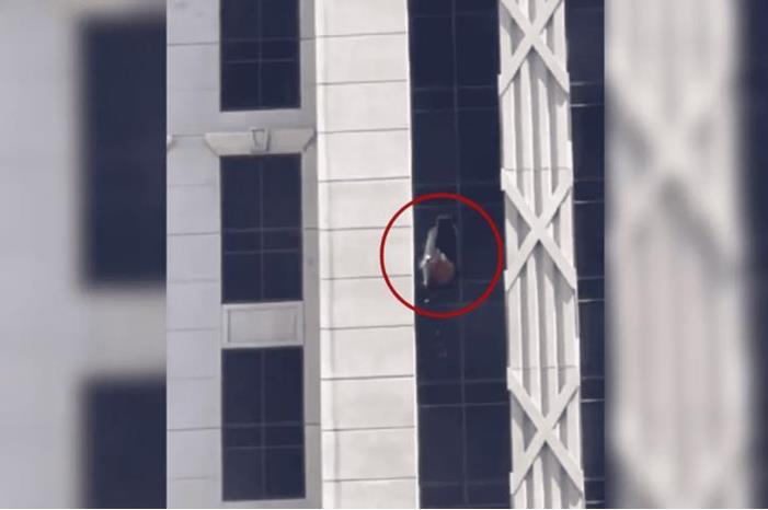 شاهد لحظة إلقاء أثاث غرفة فندقية من طابق مرتفع في ولاية لاس فيغاس