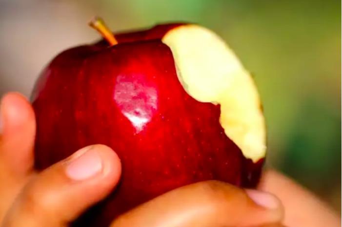 طرق سحرية تساعدك على خفض وزنك عند تناول الفاكهة
