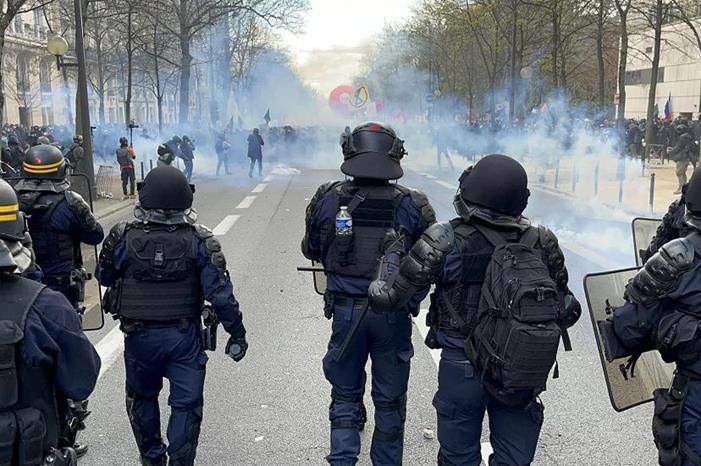 فرنسا.. اعتقال أكثر من 70 شخصا الليلة الماضية على خلفية الاضطرابات الأخيرة