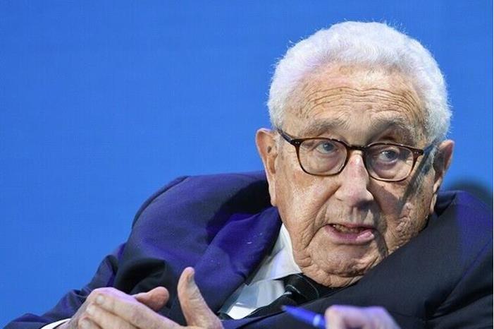 كيسنجر يصدم منتحل شخصية زيلينسكي بالحقيقة