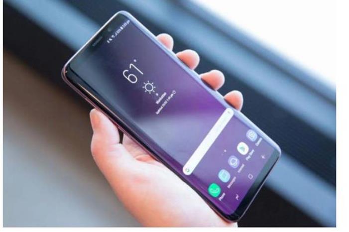 لهذه الأسباب.. احذر إدخال الجوال معك إلى الحمام