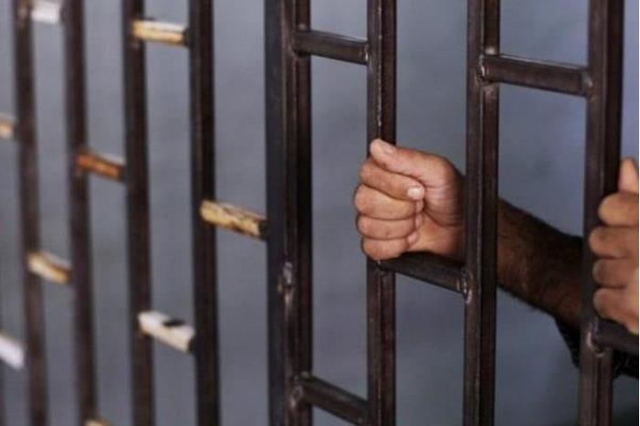 هددوا بخطف طالبة وتشويه أخرى وابتزاز سيدة.. حبس 10 أشخاص حتى 3 سنوات