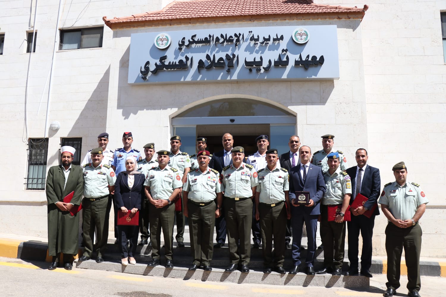 صورة حول : تخريج دورة القادة أمام الإعلام والمتحدثين الرسميين تخريج دورة القادة أمام الإعلام والمتحدثين الرسميين