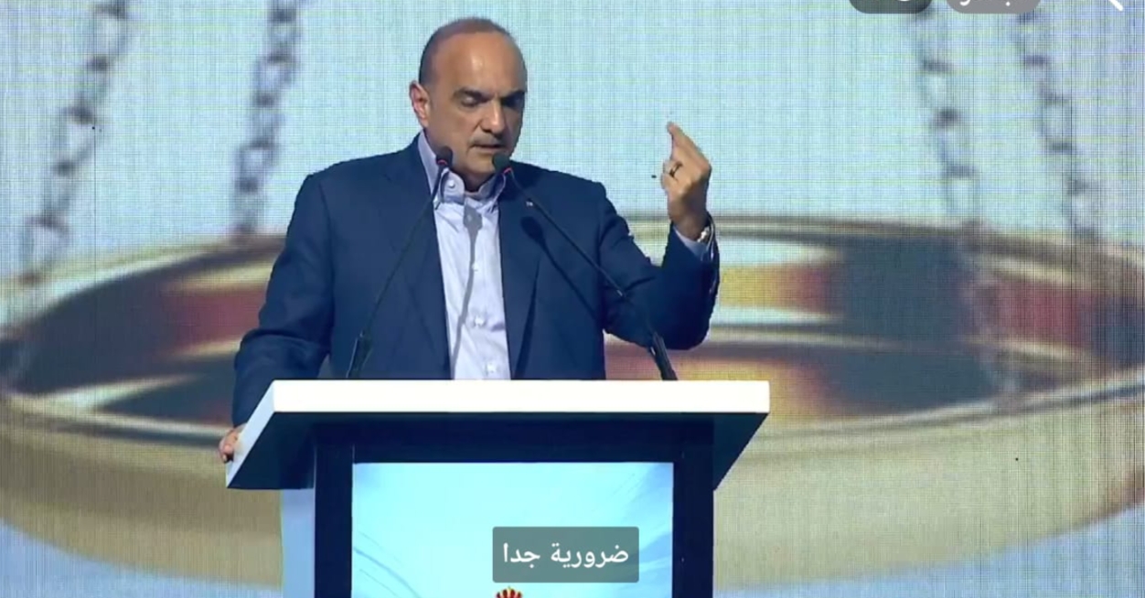 فيديو ... من هو الصحفي المميز الذي أشاد به الخصاونة