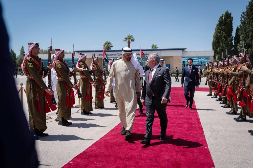 صورة حول : الملك وولي العهد يودعان رئيس دولة الإمارات الملك وولي العهد يودعان رئيس دولة الإمارات
