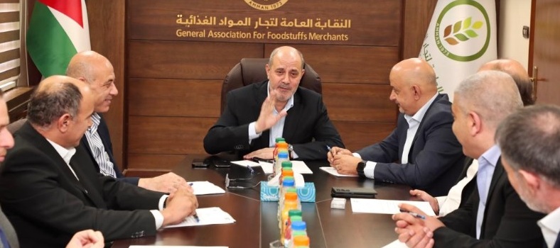 وزير الصناعة والتجارة يشيد بدور قطاع المواد الغذائية