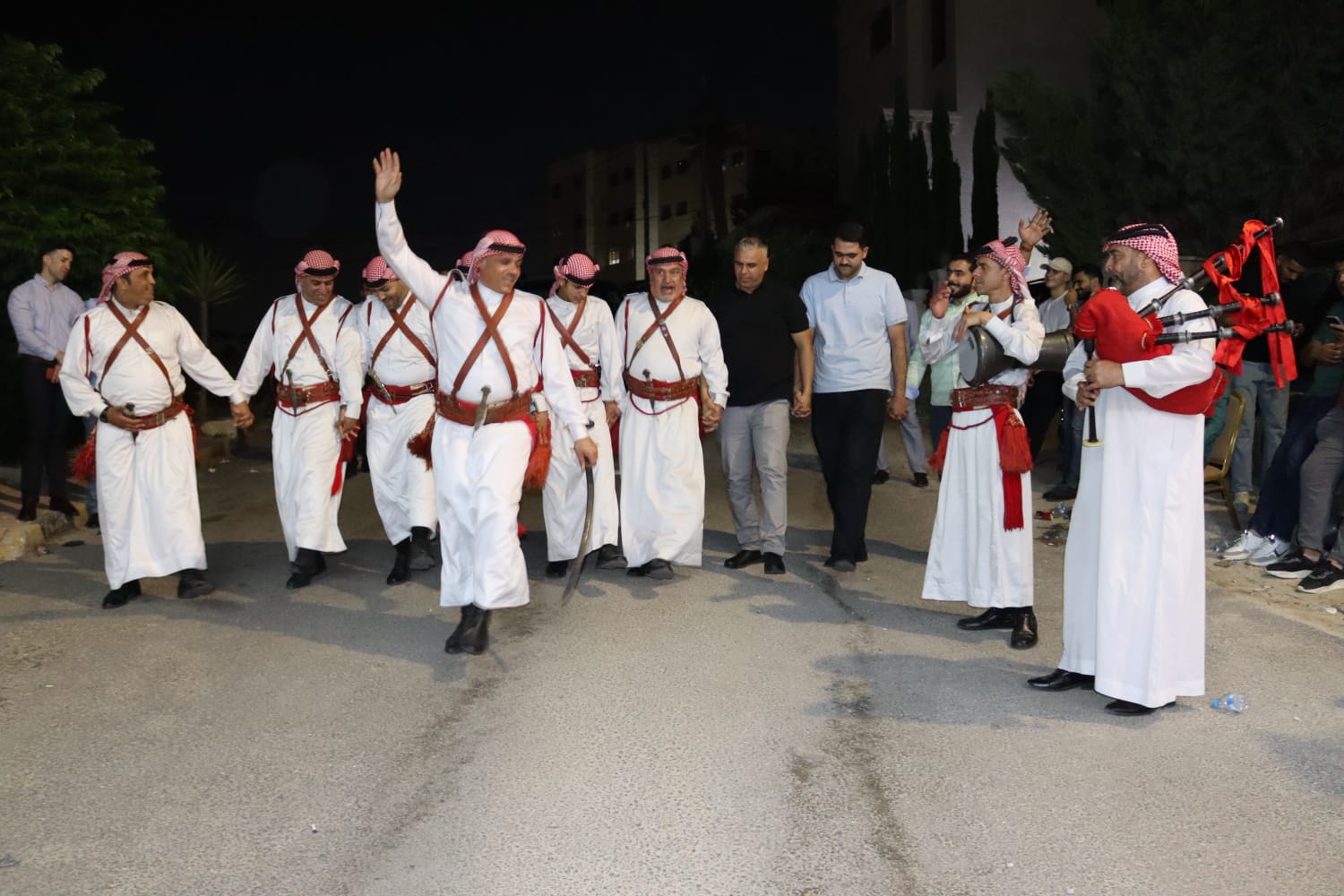 بالصور ... الدكتور عوجان يستقبل المهنئين بتخرج نجله سليمان