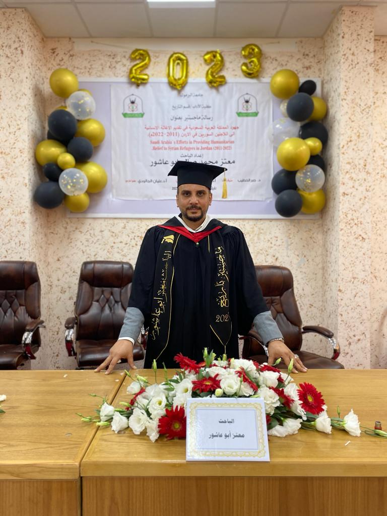 الدكتور الجراح يبارك لأبو عاشور حصوله على درجة الماجستير