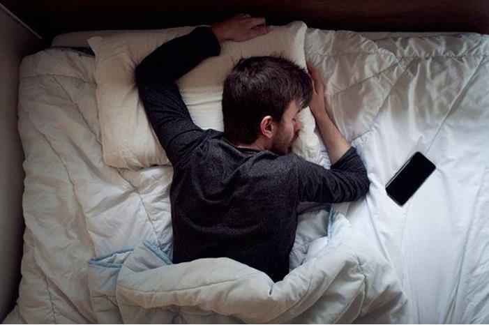 ابل تطلق تحذير لمستخدمي آيفون من خطأ شائع اثناء النوم