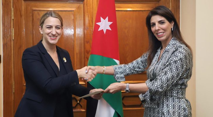 الخارجية تتسلم أوراق اعتماد السفيرة الأمريكية الجديدة