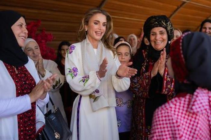 الملكة رانيا العبدالله تزور مطبخ السيدة فريال في قرية حور وتلتقي عدد من سيدات القرية