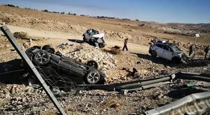 انقلاب واشتعال ناقلة محملة بمركبات بمنتصف طلوع النقب القديم