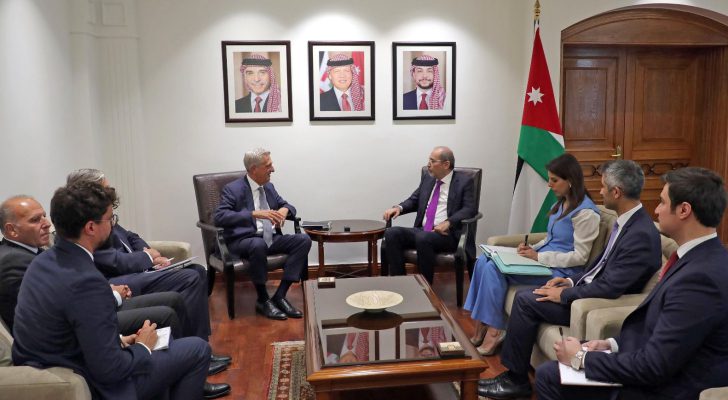 الصفدي يؤكد ضرورة إيجاد الظروف اللازمة لعودة اللاجئين السورين الطوعية إلى وطنهم