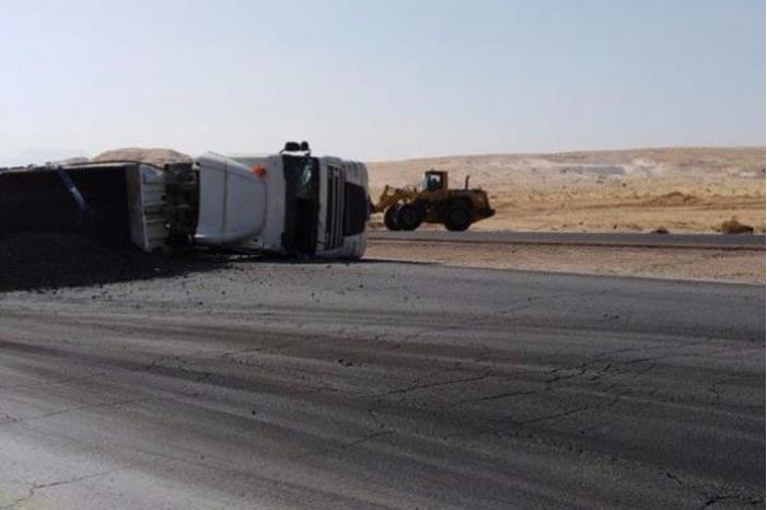 تدهور مركبتي شحن على الطريق الصحراوي واوتوستراد الزرقاء