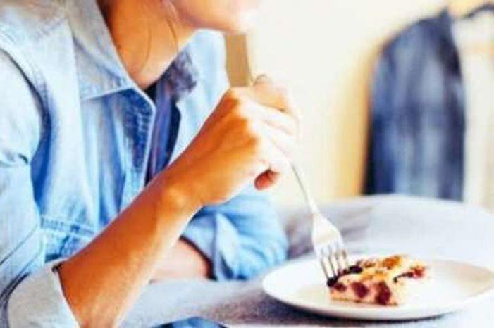 تعرف على سبب الدوخة بعد تناول السكريات