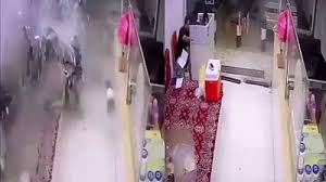 شاهدوا .. سيارة تقتحم مطعماً في السعودية وتصطدم بعامل