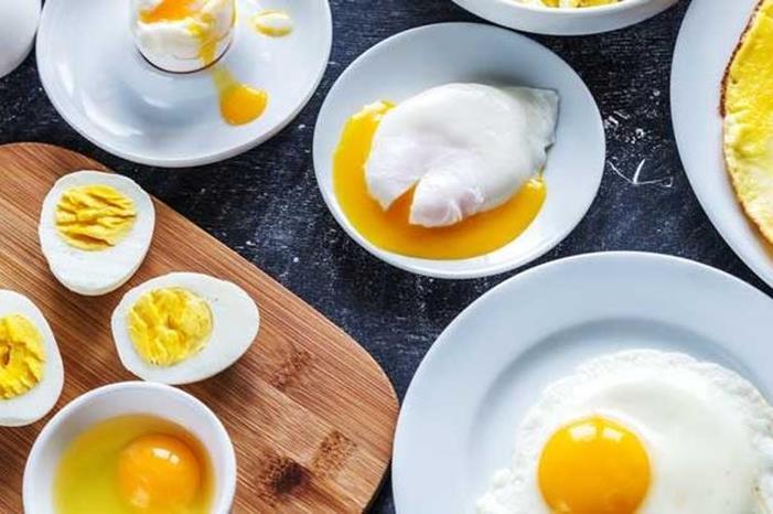 خبير يحذر هؤلاء من تناول البيض